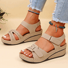 Beige Damen-Sandalen mit Keilabsatz, weichem Boden und Klettverschluss. Perfekt für Sommer, bequem und modisch. Plattform-Schuhe für Frauen.