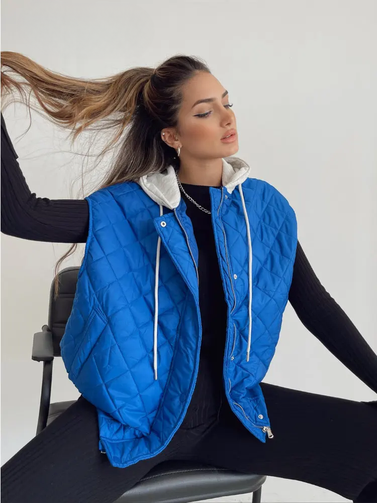 Ärmellose blaue Steppweste für Damen mit Reißverschluss und Kapuze, modisch und vielseitig, ideal für Herbst- und Winteroutfits.