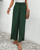 Damenhose in Grün mit geometrischem Muster, locker geschnitten, ideal für Sommermode. Perfekt kombinierbar mit Sandalen und Accessoires.