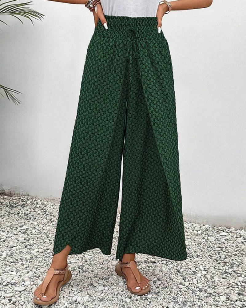 Grüne Damenhose mit weitem Bein, geometrischem Muster und hoher Taille. Perfekt für Sommermode und lässige Outfits. Elegante, luftige Passform.