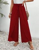 Rote Damenhose mit weitem Bein und geometrischem Muster, ideal für Sommermode. Perfekt kombiniert mit Sandalen und Accessoires.