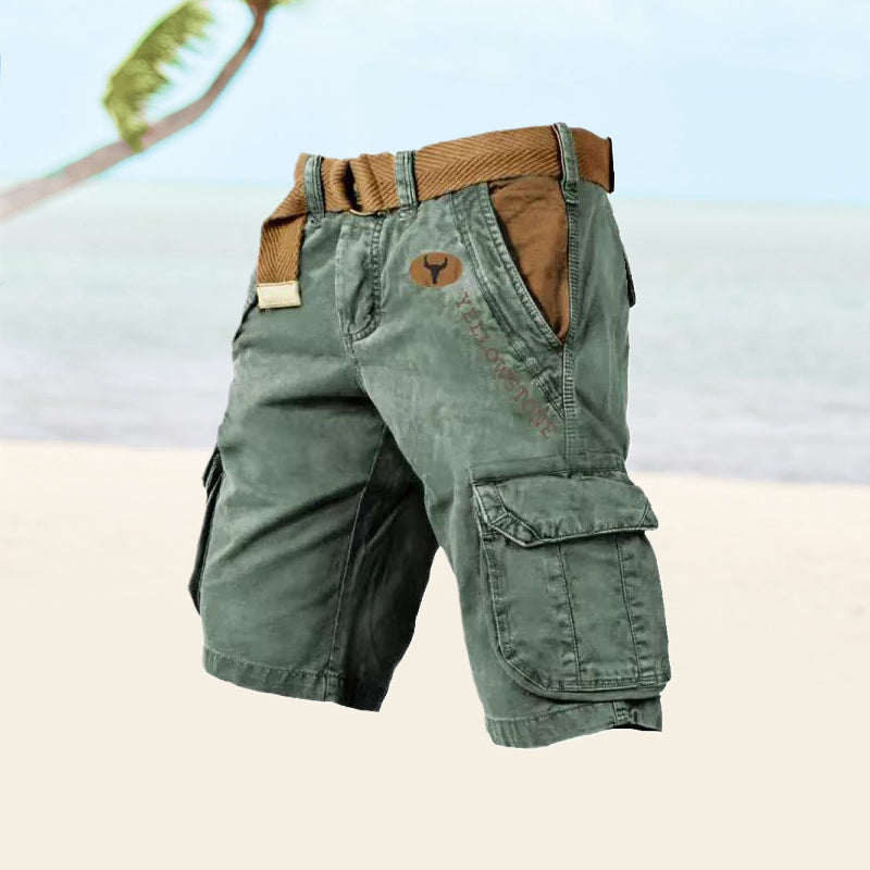 Grüne Cargo-Shorts für Herren am Strand, mit mehreren Taschen und Gürtel. Perfekt für Outdoor-Aktivitäten und Sommermode. Hochwertige Baumwolle.