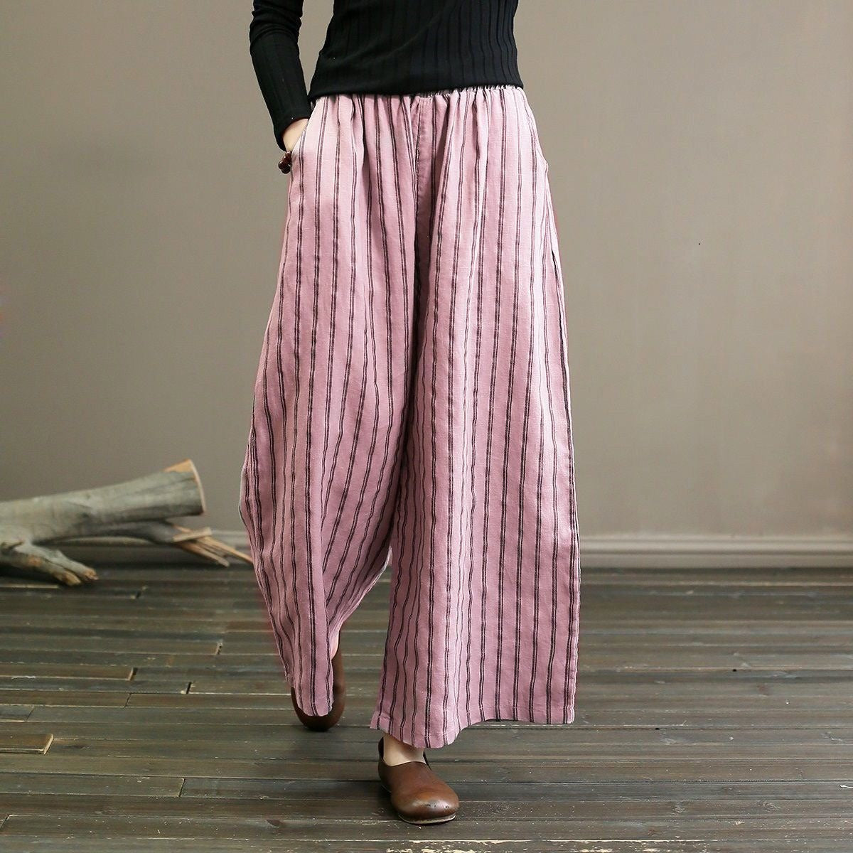 Damenhose mit weitem Bein, rosa mit schwarzen Streifen, aus Leinen. Perfekt für lässige Outfits und bequeme Mode. Ideal für Frühling und Sommer.