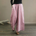 Damenhose mit weitem Bein, rosa mit schwarzen Streifen, aus Leinen. Perfekt für lässige Outfits und bequeme Mode. Ideal für Frühling und Sommer.