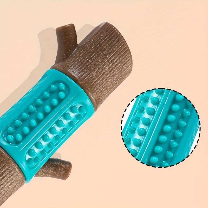 Kauspielzeug für Hunde in Form eines Astes, mit robustem, strukturiertem Gummiüberzug. Ideal für Zahnpflege und langanhaltenden Spielspaß.