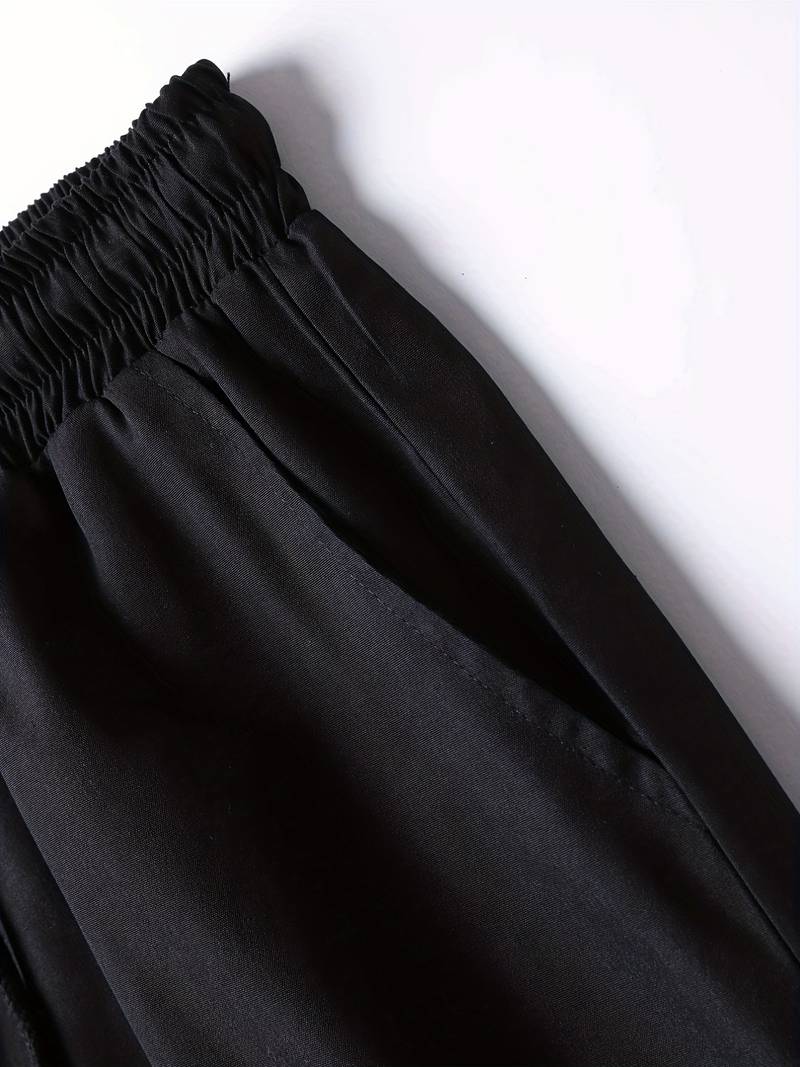 Schwarze Satin-Hose mit elastischem Bund, elegantes Design, Damenmode, luxuriöser Stoff.