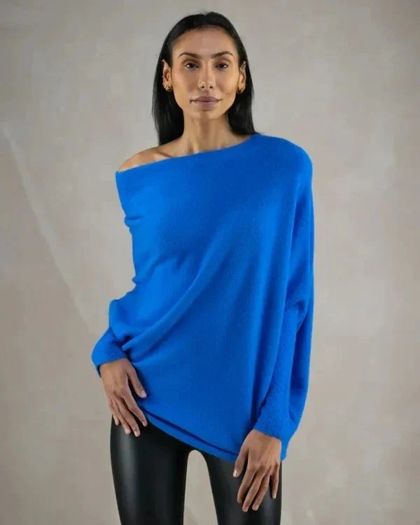 Damenpullover in leuchtendem Blau, schulterfrei, aus weichem Strickmaterial. Perfekt für modische Herbst- und Winteroutfits.
