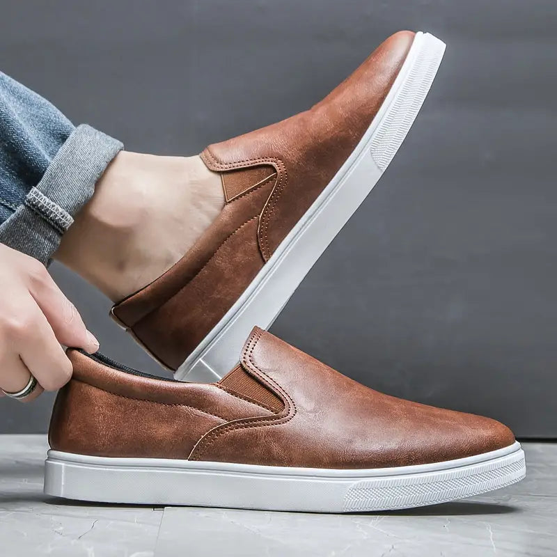 Braune Herren-Sneaker aus Leder, Slip-On, weiße Sohle, lässig, bequem, modisch.