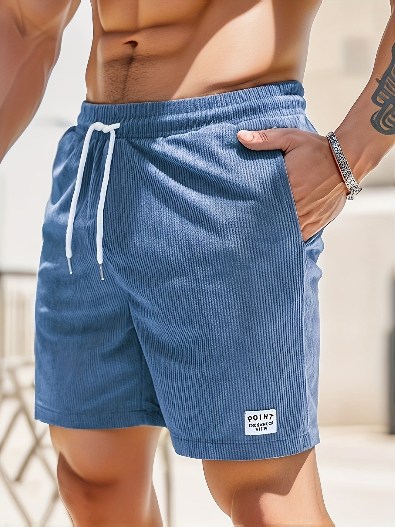 Herren-Shorts aus blauem Cordstoff, ideal für Sommermode. Bequemer Schnitt mit Kordelzug und Seitentaschen. Perfekt für Strand und Freizeit.