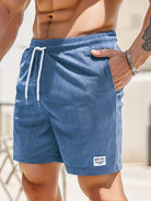 Herren-Shorts aus blauem Cordstoff, ideal für Sommermode. Bequemer Schnitt mit Kordelzug und Seitentaschen. Perfekt für Strand und Freizeit.