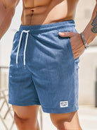 Blau gestreifte Herren-Badeshorts mit Kordelzug, lässig, Sommermode, Strandbekleidung.