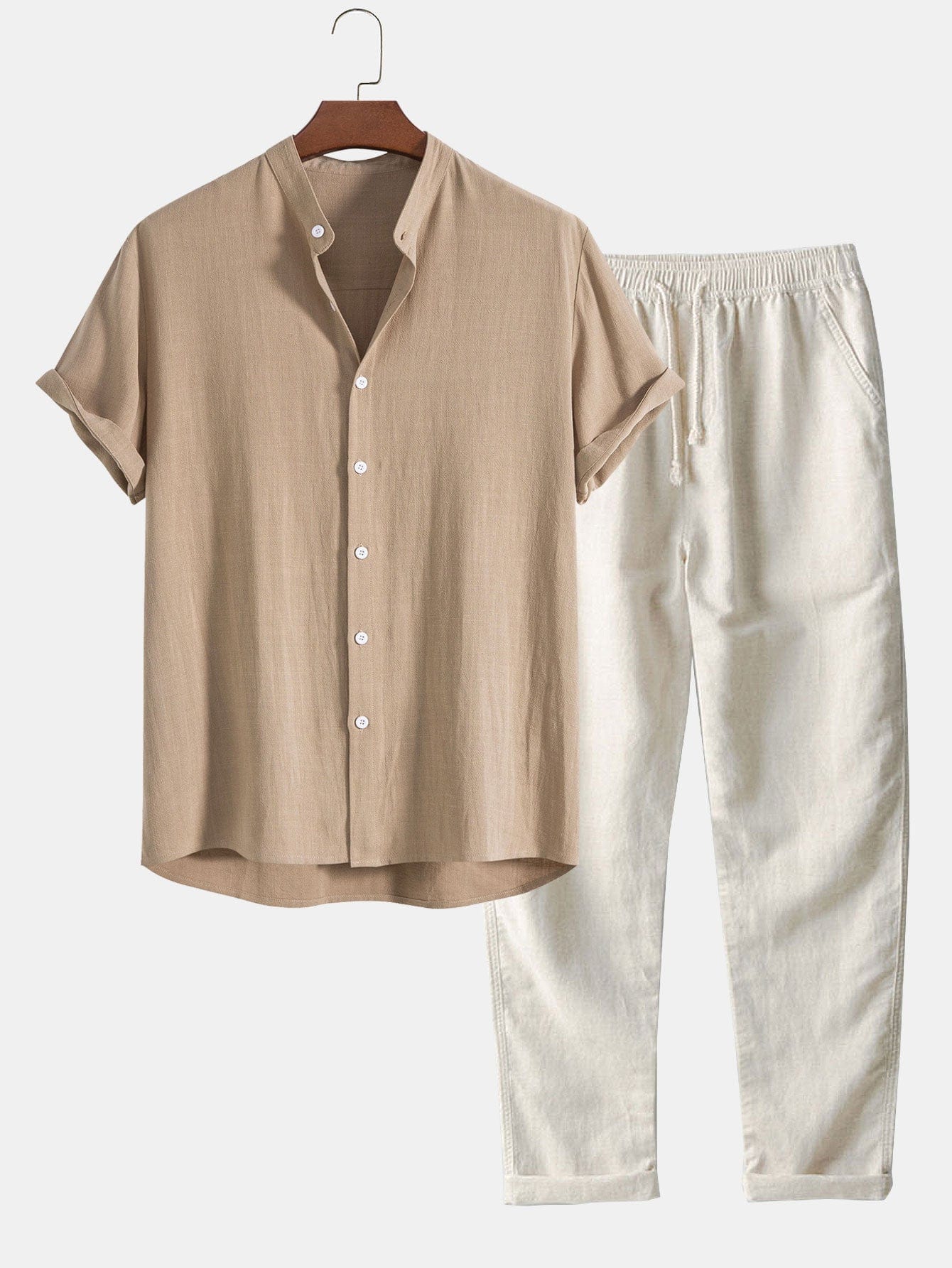 Beiges Leinenhemd mit kurzen Ärmeln und weißer Knopfleiste, kombiniert mit weißen Leinenhosen. Perfekt für Sommermode und Freizeitkleidung.
