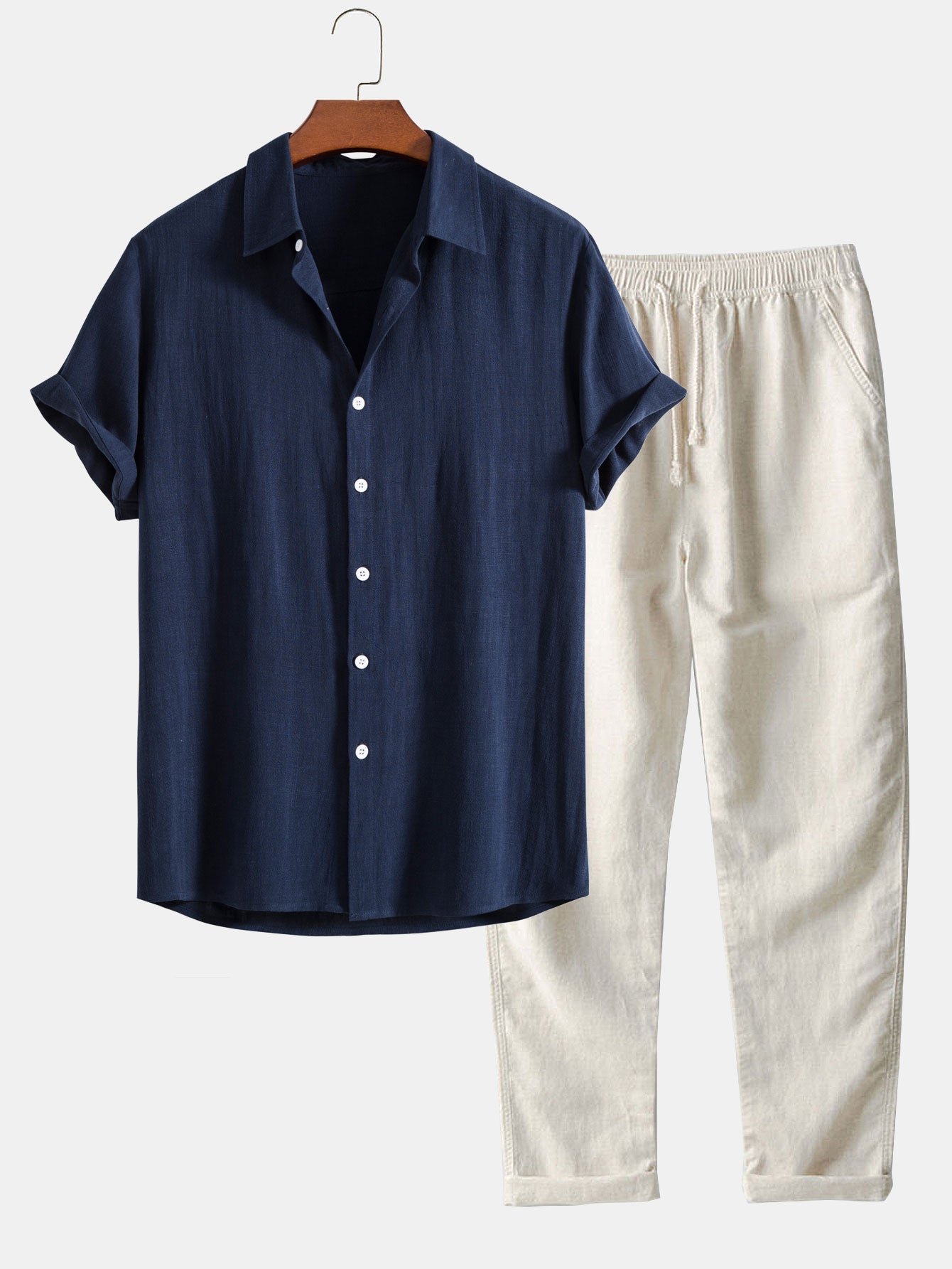 Dunkelblaues Kurzarmhemd und beige Leinenhose, ideal für Sommermode. Stilvolle Herrenbekleidung, lässig und bequem. Perfekt für Freizeitlooks.