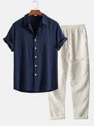 Dunkelblaues Kurzarmhemd und beige Leinenhose, ideal für Sommermode. Stilvolle Herrenbekleidung, lässig und bequem. Perfekt für Freizeitlooks.