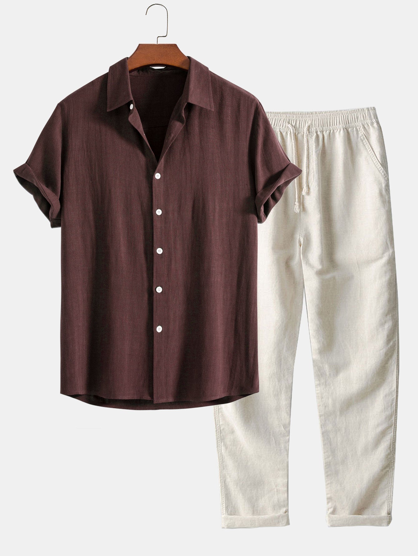 Braunes Leinenhemd mit kurzen Ärmeln und weißen Knöpfen, kombiniert mit beigen, elastischen Leinenhosen. Perfekt für Sommermode und Freizeit.