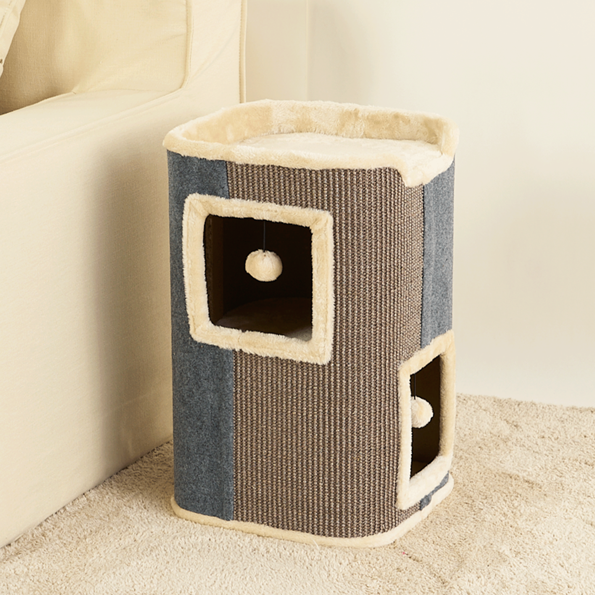 Katzenhaus aus Stoff, beige und blau, mit Spielzeug, idealer Kratzbaum für Katzen.