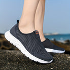 Leichte, atmungsaktive schwarze Sportschuhe für Damen, ideal für Laufen und Freizeit. Komfortable Passform, rutschfeste Sohle, modernes Design.