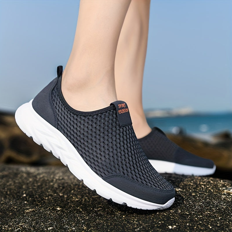 Leichte, atmungsaktive schwarze Sportschuhe für Damen, ideal für Laufen und Freizeit. Komfortable Passform, rutschfeste Sohle, modernes Design.