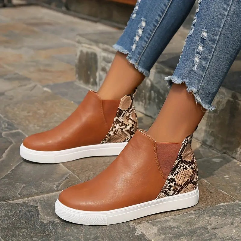 Damen-Sneaker mit Schlangenleder-Details, braunem Leder, weißer Sohle. Modische, bequeme Schuhe für Freizeit und Alltag.