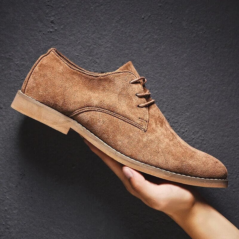 Brauner Wildleder-Herrenschuh, elegantes Design, handgehalten, ideal für formelle Anlässe.