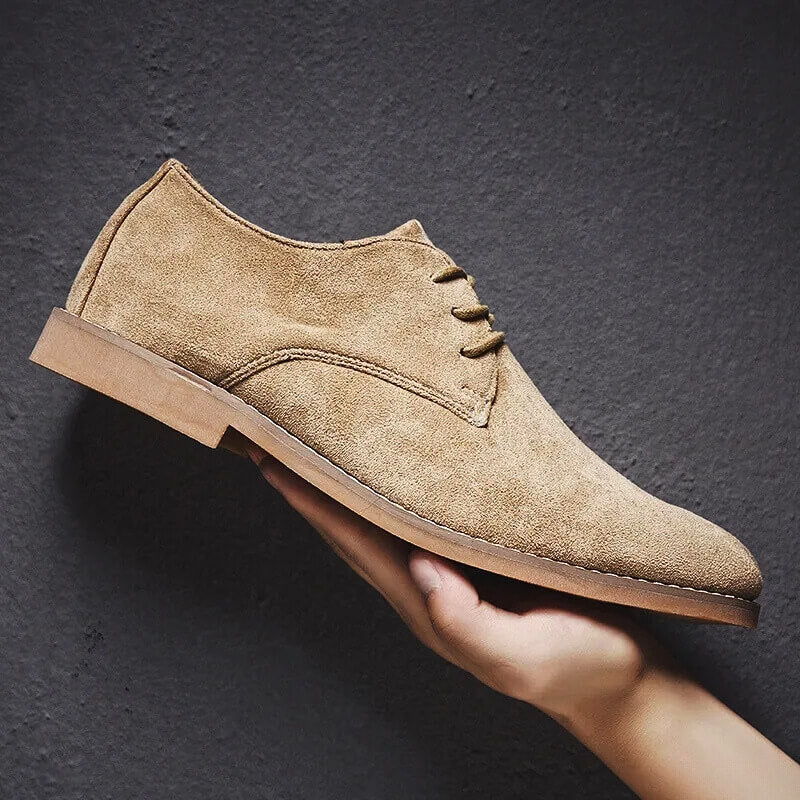 Beiger Wildleder-Herrenschuh, eleganter Schnürschuh, handgehalten, modisch, klassisches Design.