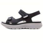 Schwarze Sandale mit Klettverschluss, ergonomischer Sohle und robustem Design. Ideal für Komfort und Stil im Sommer. Hochwertige Materialien.