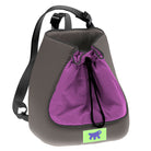 Grauer Rucksack mit lila Kordelzug, ideal für Outdoor-Aktivitäten. Robustes Design, verstellbare Träger, perfekter Begleiter für Reisen und Sport.