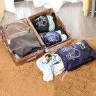 Offener Koffer mit Kleidung, Reisetasche, brauner Teppich, Holzboden, Reisevorbereitung.
