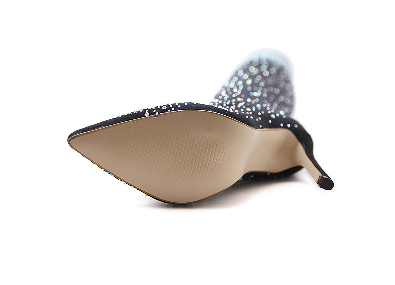 Eleganter Damenpumps mit glitzerndem Obermaterial und spitzer Zehenpartie. Perfekt für Abendmode und besondere Anlässe. Hochwertige Verarbeitung.