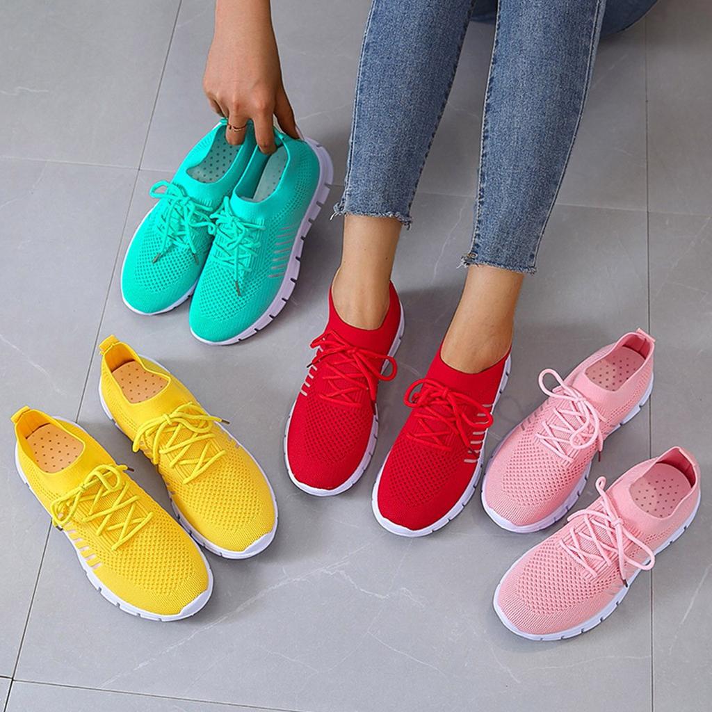 Bunte Sportschuhe für Damen in Rot, Gelb, Pink und Türkis. Bequeme Sneaker mit atmungsaktivem Mesh-Design, ideal für Freizeit und Sport.