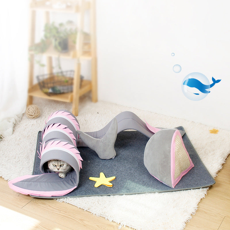 Grauer Katzentunnel mit rosa Details auf Teppich, Spielzeug für Katzen, Indoor-Katzenspielzeug.