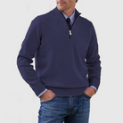 Herrenpullover mit Reißverschluss, dunkelblau, aus Baumwolle, ideal für Herbstmode. Bequemer, stilvoller Strickpullover für Freizeit und Büro.