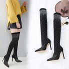 Schwarze Overknee-Stiefel mit Strasssteinen, spitzer Absatz, elegantes Design, ideal für modische Outfits und glamouröse Anlässe.