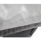 Graues Vliesstoffgewebe, atmungsaktiv, für Möbelabdeckung, Nahaufnahme, Texturdetails.