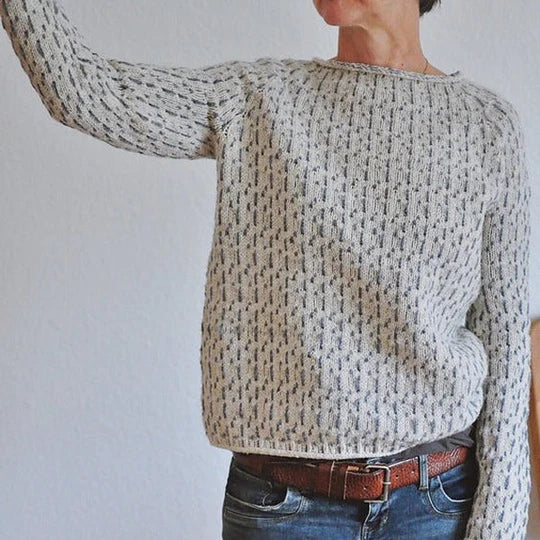 Grauer Strickpullover aus Wolle, lässig geschnitten, ideal für Herbstmode. Perfekt kombinierbar mit Jeans für einen gemütlichen Look.