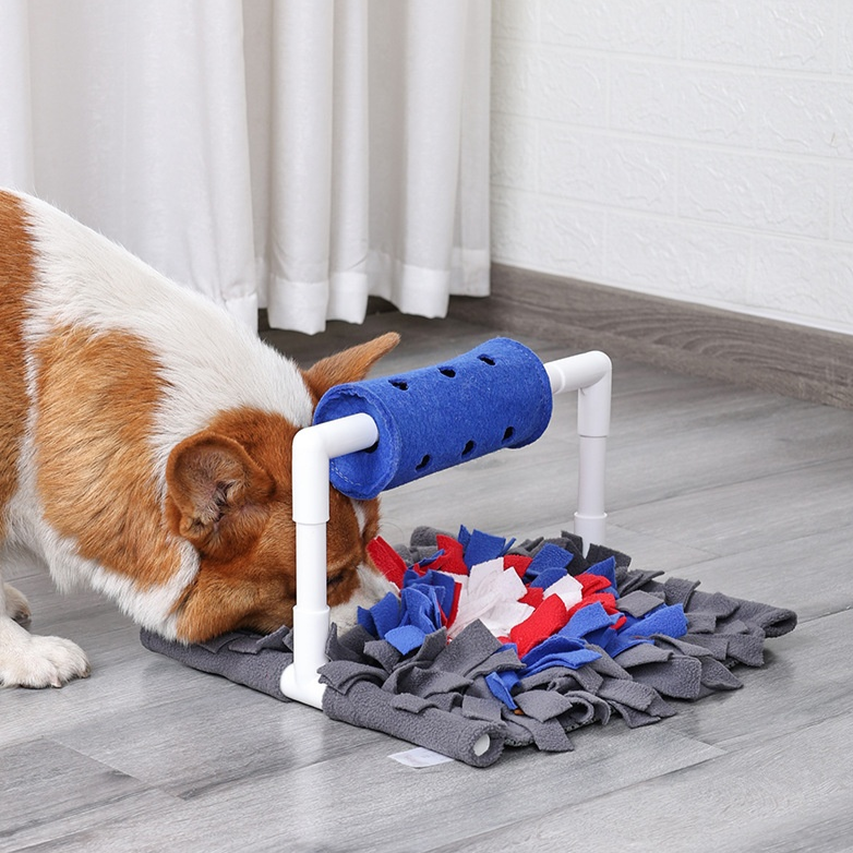 Hund spielt mit interaktivem Schnüffelteppich, ideal für mentale Stimulation und Beschäftigung. Perfekt für Hunde, die Nasenarbeit lieben.