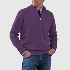 Lila Herrenpullover mit Reißverschluss, elegantes Design, ideal für Herbstmode. Kombiniert mit Jeans für einen lässigen, stilvollen Look.