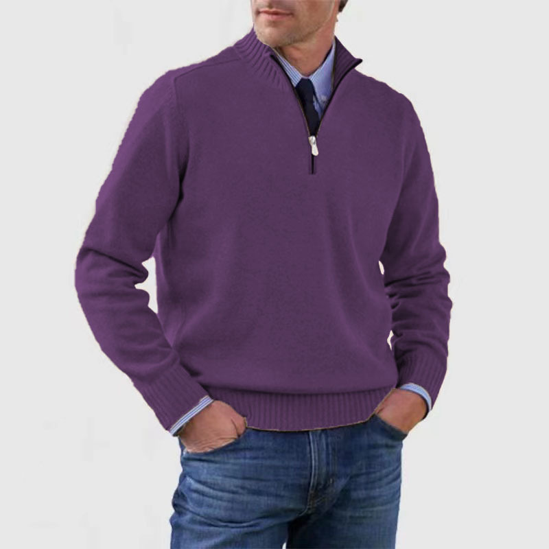 Lila Herrenpullover mit Reißverschluss, elegantes Design, ideal für Herbstmode. Kombiniert mit Jeans für einen lässigen, stilvollen Look.