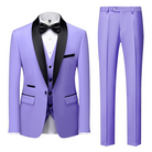 Eleganter lila Anzug mit schwarzem Revers und Fliege, ideal für formelle Anlässe. Hochwertige Herrenmode, stilvoll und modern.