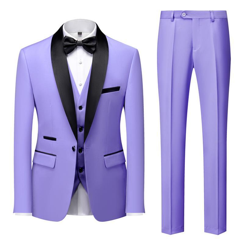 Eleganter lila Anzug mit schwarzem Revers und Fliege, ideal für formelle Anlässe. Hochwertige Herrenmode, stilvoll und modern.