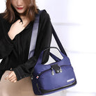 Frau mit blauer Umhängetasche, Nylon, modisch, praktisch, Damenhandtasche, Freizeitlook.