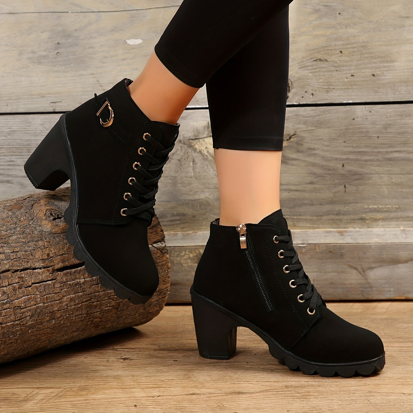 Schwarze Damen-Stiefeletten mit Blockabsatz, Schnürung und Reißverschluss, ideal für Herbstmode. Trendige, bequeme Schuhe für jeden Anlass.