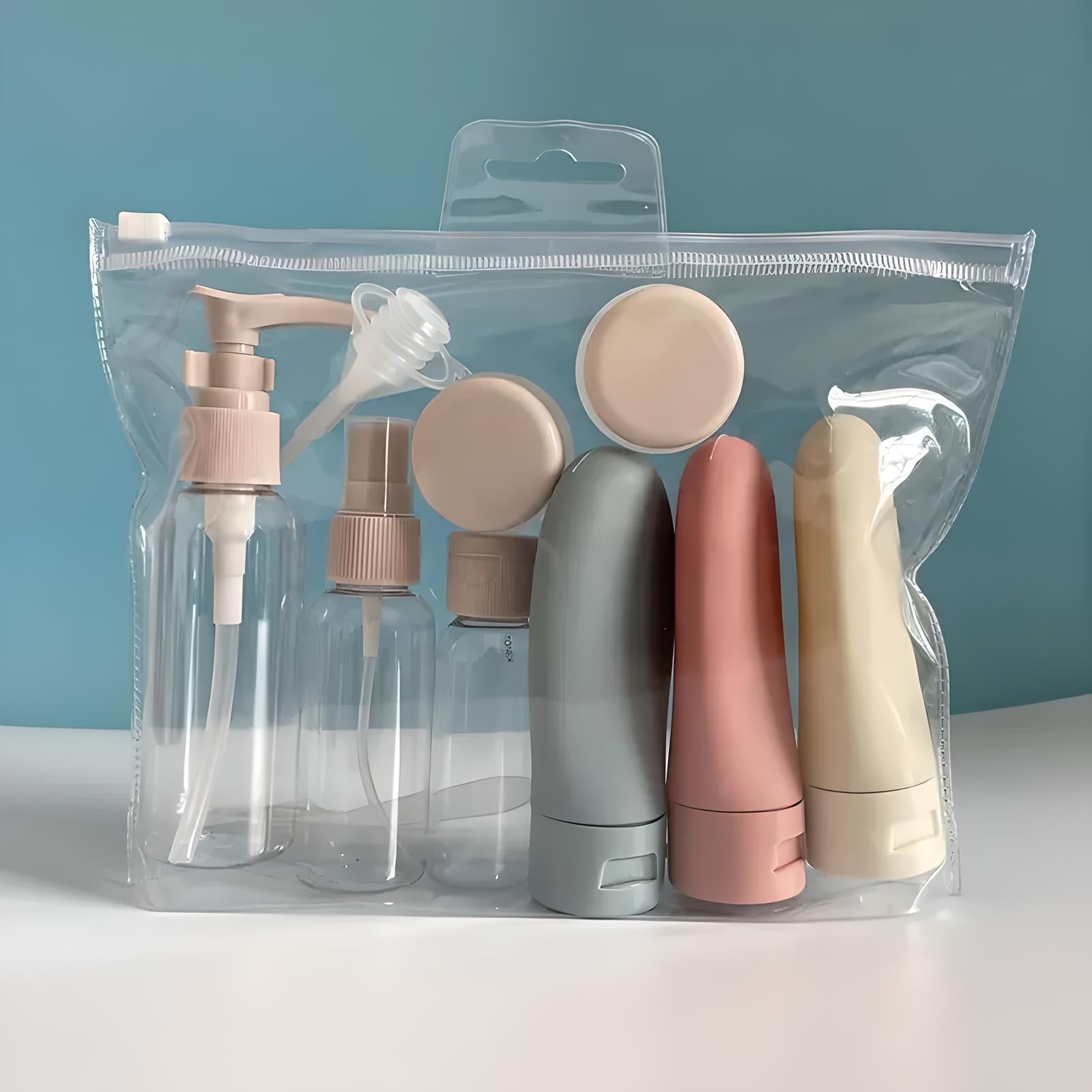 Reiseset mit nachfüllbaren Flaschen, transparent, Kunststoff, ideal für Flugreisen.