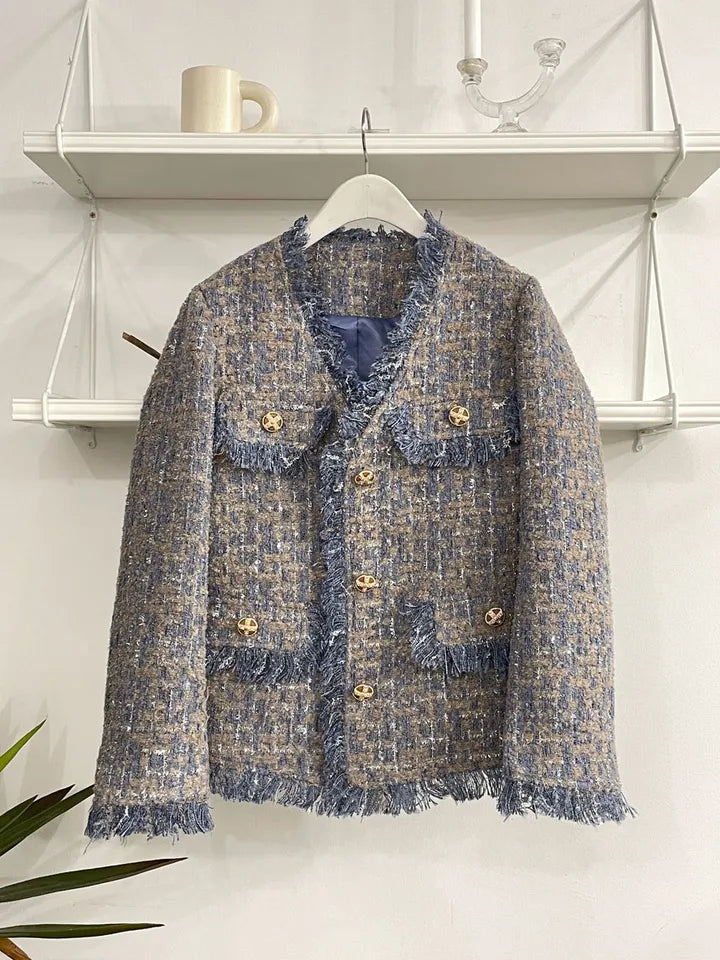 Elegante Damenjacke aus Tweed mit Fransen, goldenen Knöpfen und Taschen. Perfekt für stilvolle Herbst- und Winteroutfits. Hochwertige Mode.