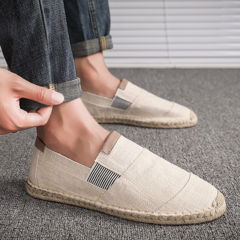 Beige Espadrilles aus Leinen für Herren, kombiniert mit hochgekrempelten Jeans. Perfekt für lässige Sommermode und bequemen Alltagsstil.