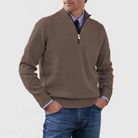Herrenpullover mit Reißverschluss, braun, aus Baumwolle, ideal für Herbstmode. Kombiniert mit Jeans für einen lässigen, stilvollen Look.