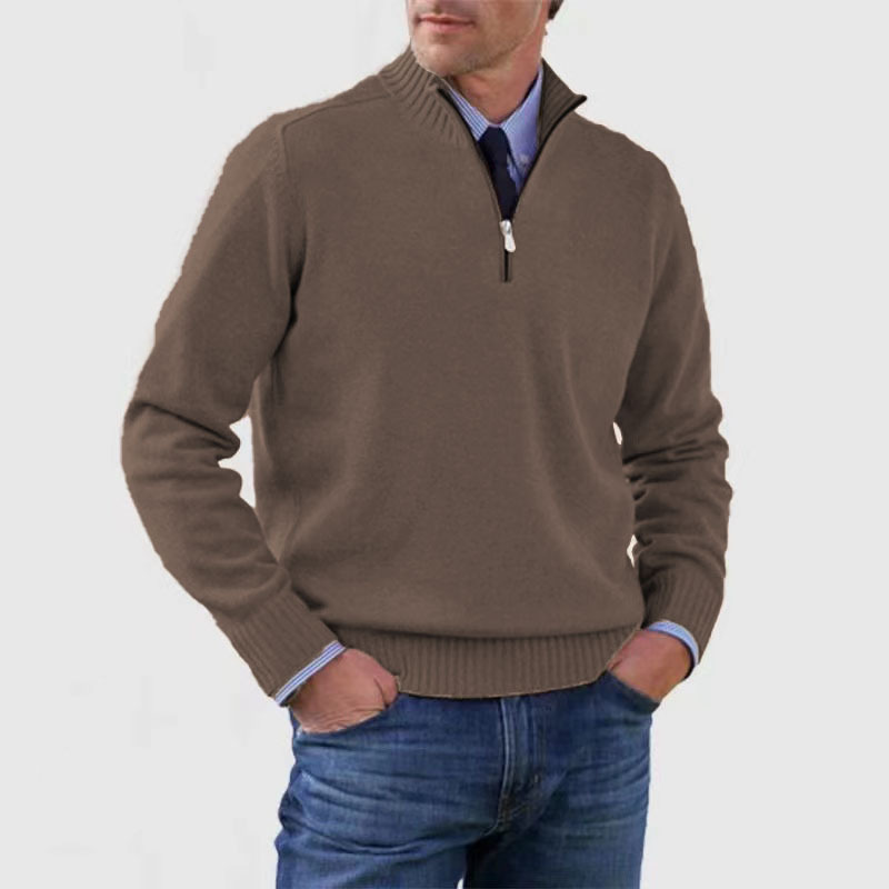 Herrenpullover mit Reißverschluss, braun, aus Baumwolle, ideal für Herbstmode. Kombiniert mit Jeans für einen lässigen, stilvollen Look.