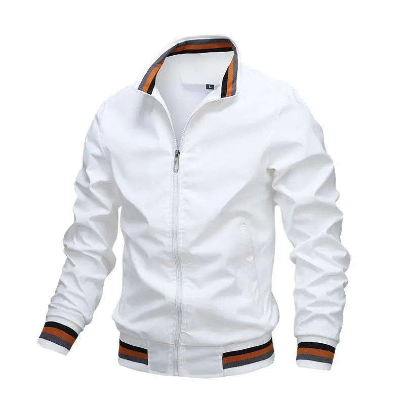 Weiße Herrenjacke mit Reißverschluss, gestreiftem Kragen und Bündchen. Modische Übergangsjacke, ideal für Frühling und Herbst.