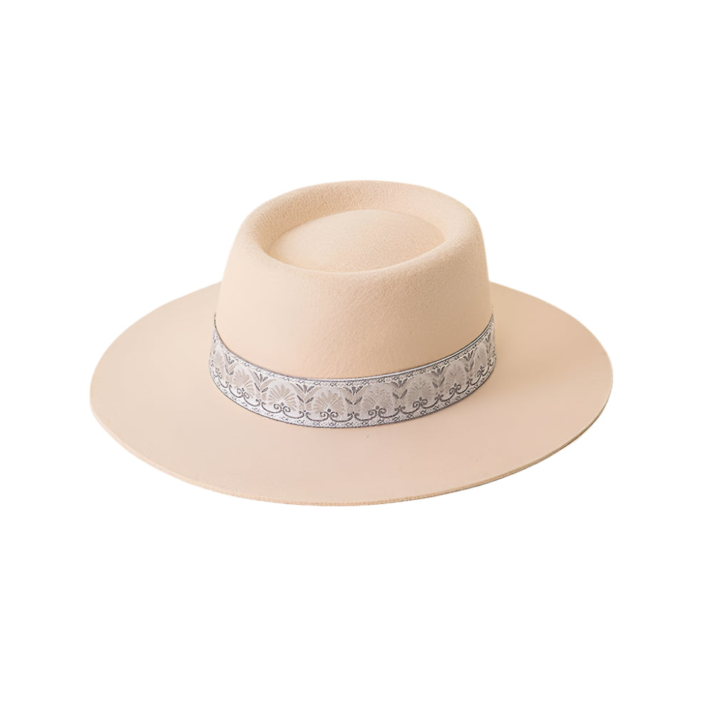 Beiger Filzhut mit breiter Krempe und verziertem Band, elegantes Accessoire für Damen und Herren.