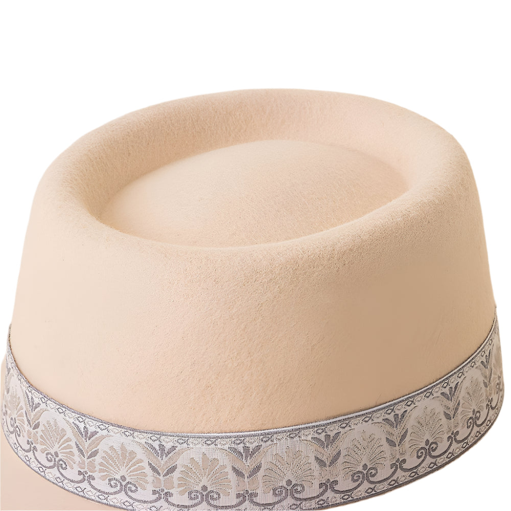 Beiger Filzhut mit dekorativem Band, elegantes Accessoire, stilvoller Kopfschmuck.